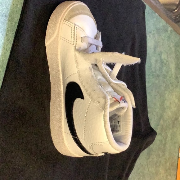 NIKE CHILD’S BLACK AND WHITE RUNNERS SIZE 2.5 US - Picture 7 of 8